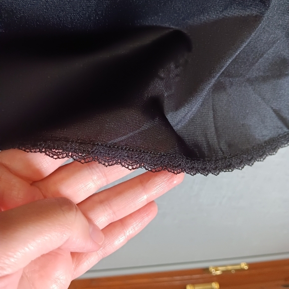 VTG Vassarette Satin LONG Slip Black Sable 11122 Size Large 32" 90s NWT Silky - Picture 3 of 7